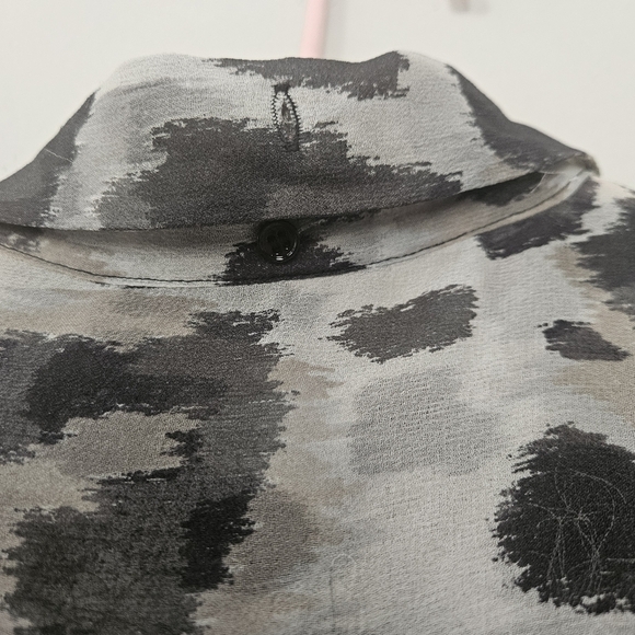 Equipment FEMME Silk Blouse Animal Print Button Down Size Xs Flaw - Picture 8 of 9